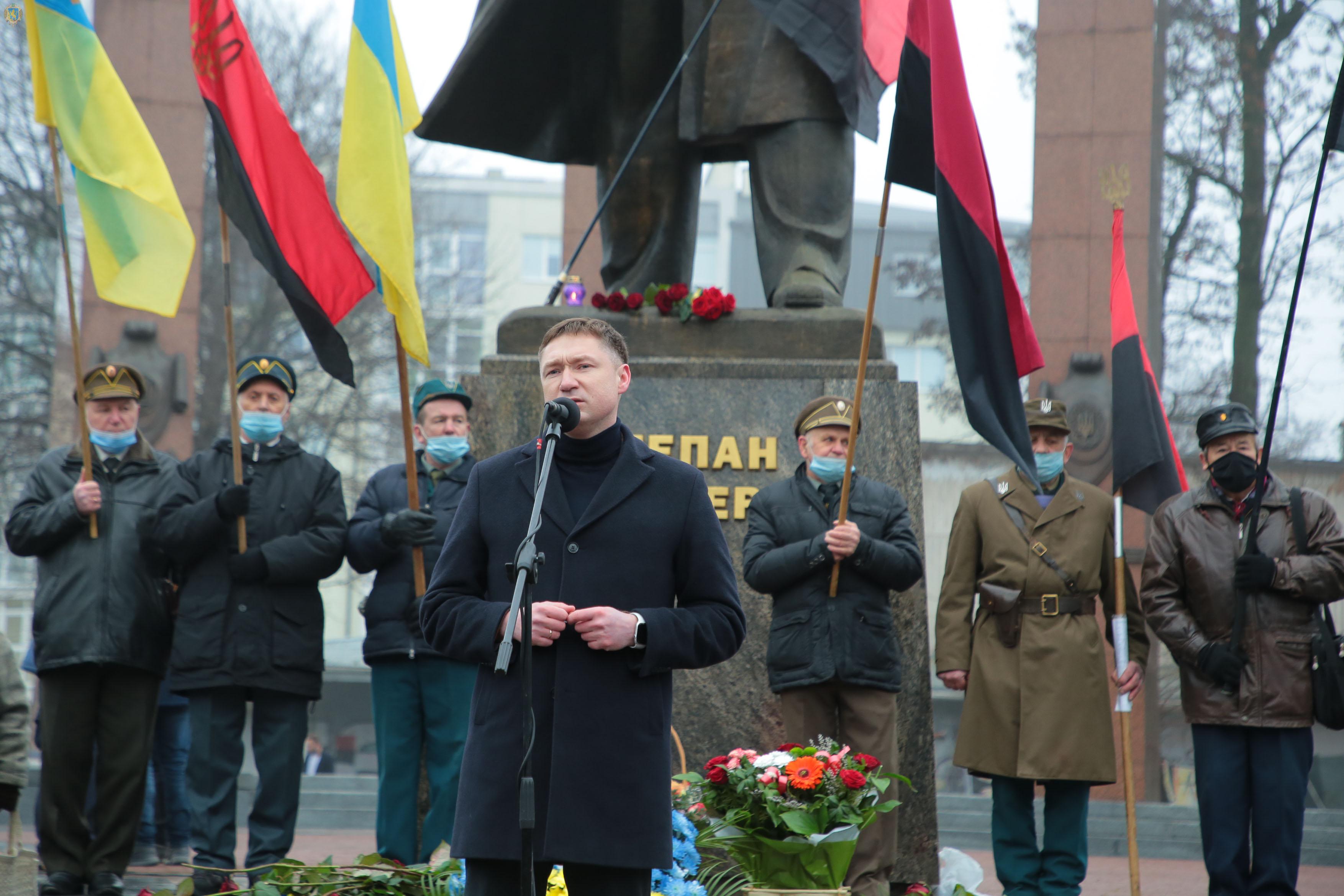 Максим Козицкий у памятника Бандере